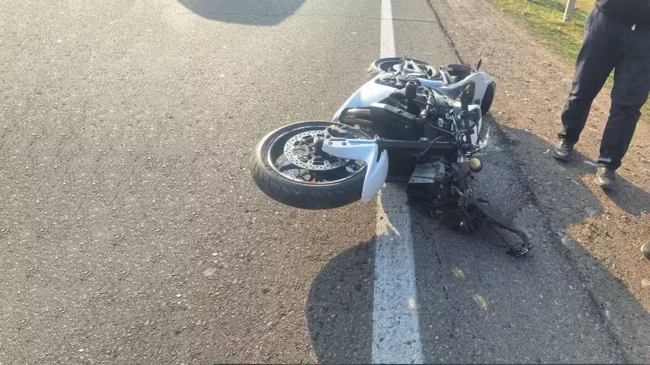 Bo‘stonliqda yuqori tezlikda temir to‘siqqa urilgan motosikl haydovchisi vafot etdi