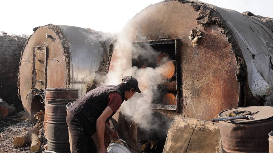 Янгийўлда ўтиндан кўмир ишлаб чиқариб, атмосфера заҳарланишига сабаб бўлган фуқаро фаолиятига чек қўйилди