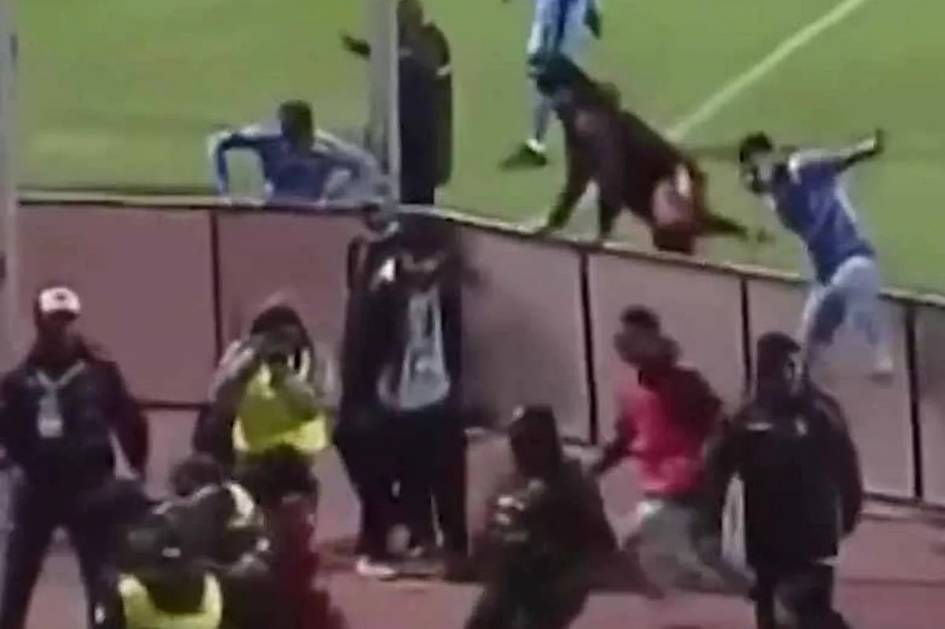 Boliviyada ommaviy mushtlashuv: 17 nafar futbolchi qizil kartochka oldi, politsiya janjalni to‘xtatish uchun ko‘zdan yosh oqizuvchi gazdan foydalandi (video)