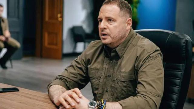 Зеленский президент девони раҳбари Андрей Ермакни лавозимидан озод этди