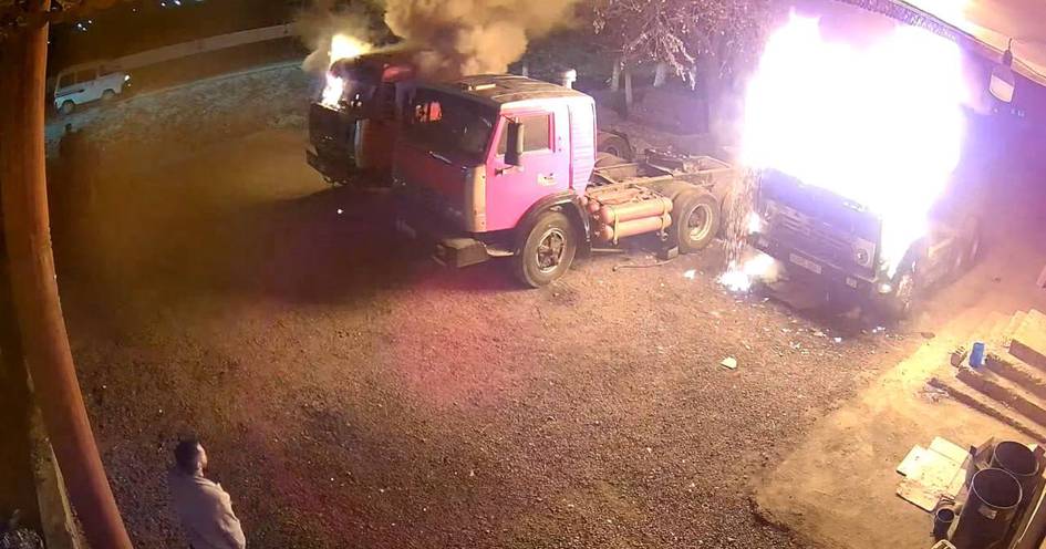 Самарқандда бир нечта юк машинаси қасддан ёқиб юборилди