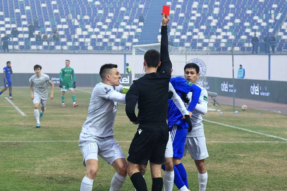 Жанговар дуранг, майдондан четлатилган легионер ва ҳал бўлган ўринлар: “Навбаҳор” ва “Пахтакор” ўйинидан фотогалерея