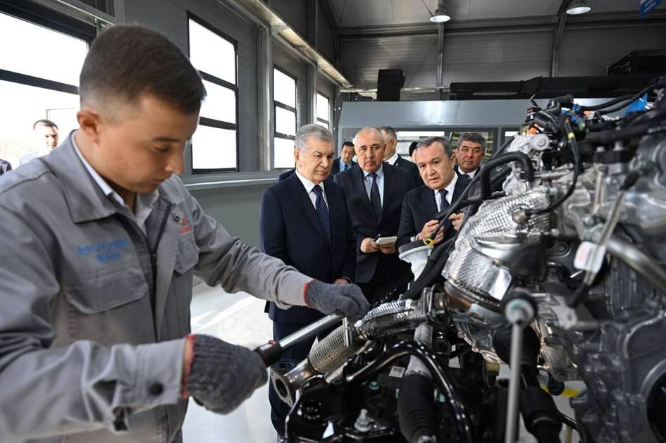 Президент посетил Школу автомобильной инженерии в Джизаке