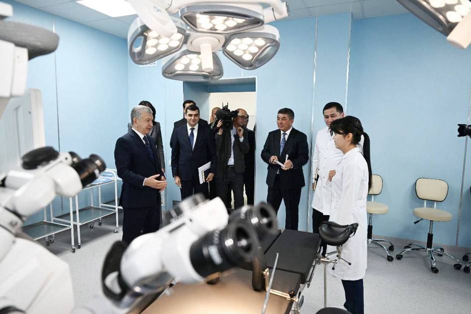 Шавкат Мирзиёев посетил вновь построенный многопрофильный медицинский центр Джизакской области