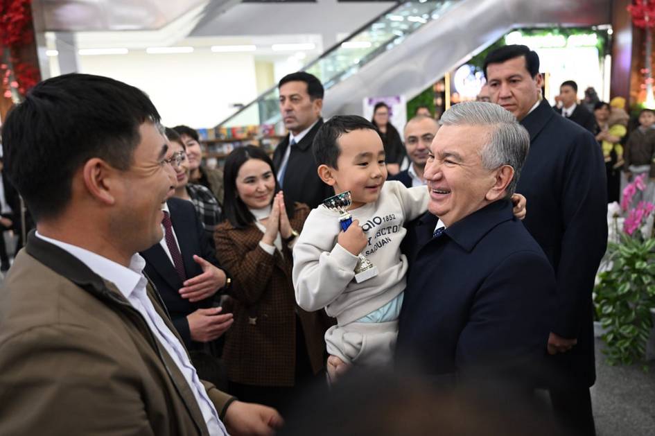 Prezident Shavkat Mirziyoyev Jizzaxdagi savdo majmuasida tashrif buyurganlar bilan muloqot qildi (video)