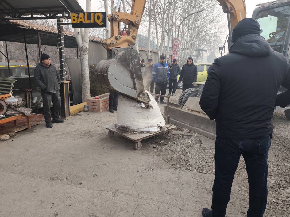 В ходе экорейдов в Андижане снесли тандыры в заведениях общепита. Хокиму вынесен выговор