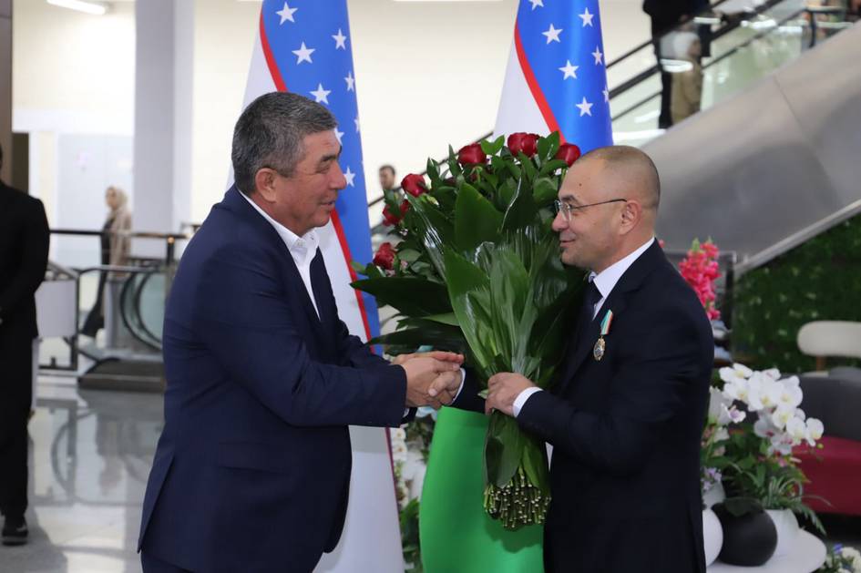 Президент Жиззахдаги савдо мажмуаси директорини “Дўстлик” ордени билан тақдирлади