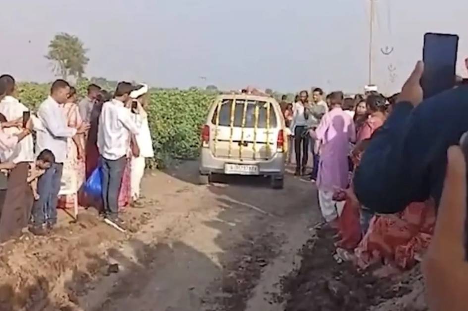 Hindistonlik oila avtomobilining dafn marosimini o‘tkazdi. Ma’rakada 1,5 ming kishi qatnashdi