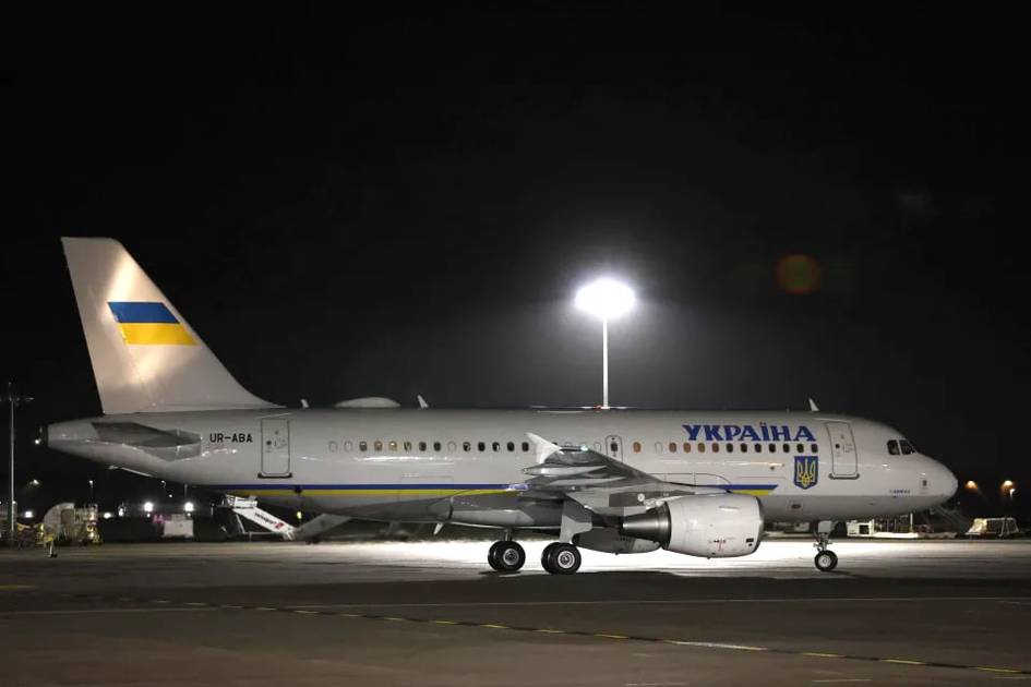 Ирландияда Зеленский самолётини номаълум ҳарбий дронлар кузатган — ОАВ