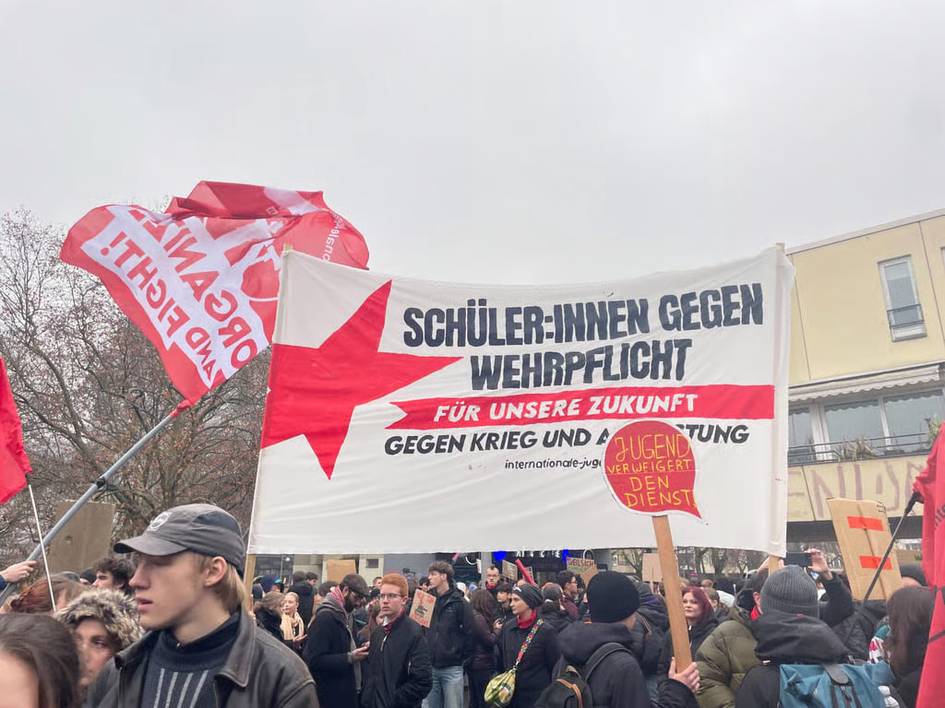 Germaniyada minglab maktab o‘quvchilari harbiy islohotga qarshi norozilik namoyishiga chiqdi