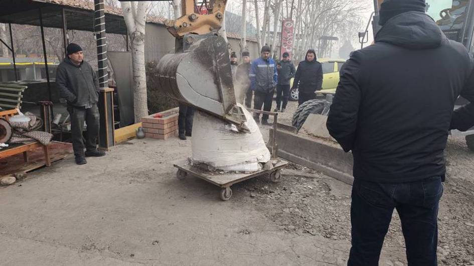 Shahrixonda buzilgan bir tandir pulini hokim oʻz choʻntagidan toʻlab berdi