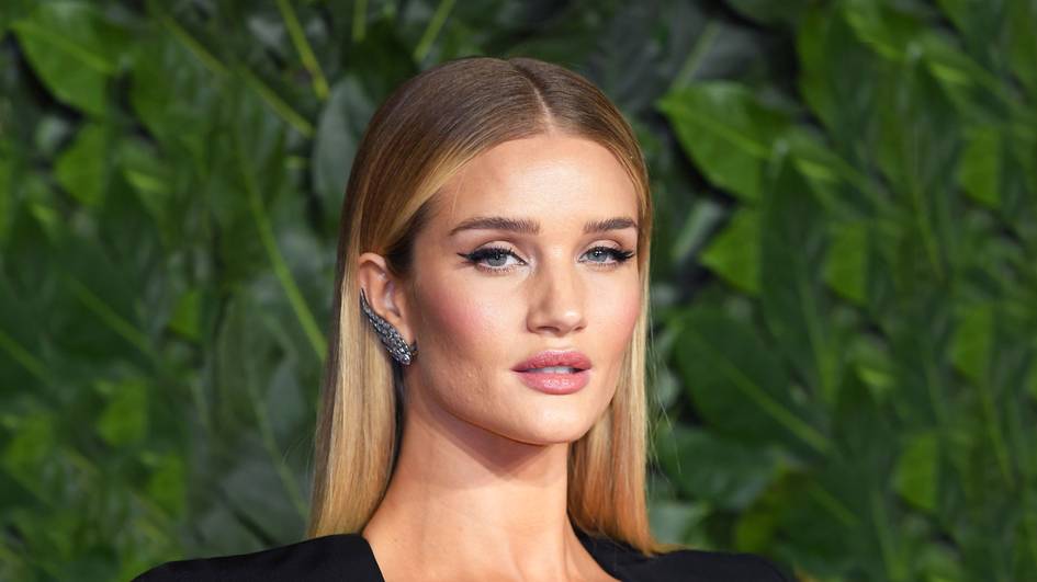 Модель Рози Ҳантингтон-Уайтли FWRD брендининг мода директори этиб тайинланди