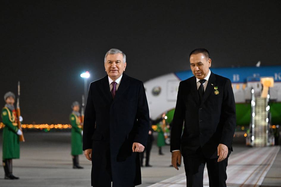 Шавкат Мирзиёев прибыл в Туркменистан