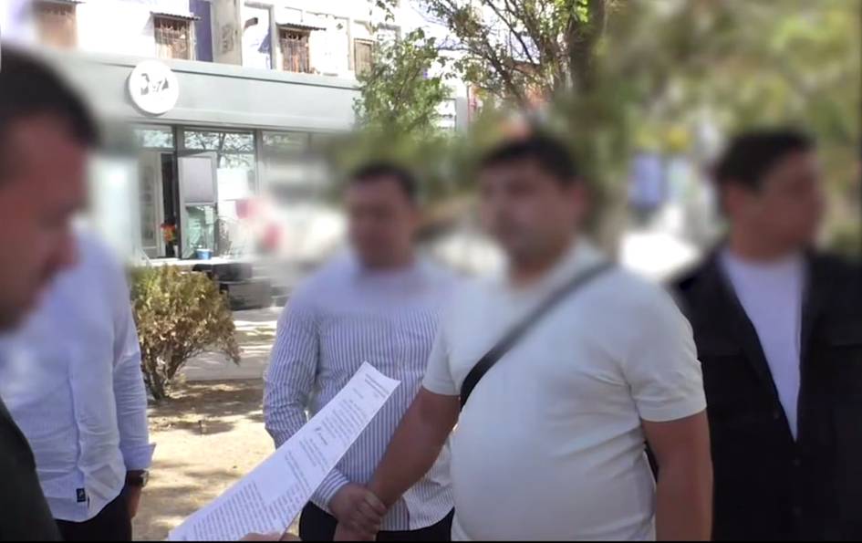 Тошкентда миллий таомлар ошхонасини “ҳомийлиги”га олишини айтиб, пул талаб қилган солиқчи ушланди