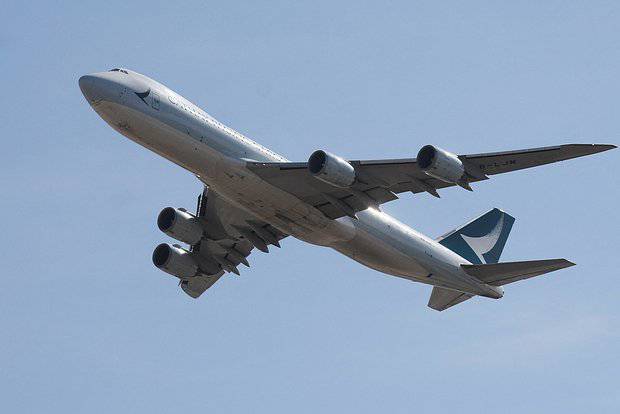 AQSHdan Xitoyga uchayotgan samolyot eshigini ochmoqchi bo‘lgan 20 yoshli yo‘lovchi hibsga olindi