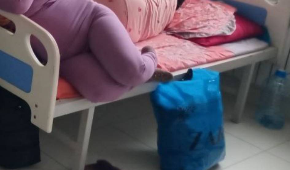 “Pulini toʻlab qoʻygan boʻlsak ham, bitta koykada ikki homilador yotibmiz”. Andijon perinatal markazida joy yetishmayapti