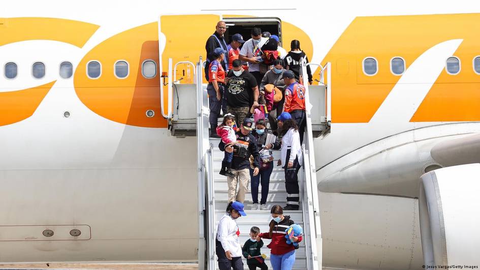 АҚШ депортация рейсларини тўхтатди — Венесуэла
