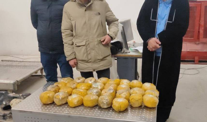 Toshkent viloyatida mashina benzin bakida 30 kilodan koʻproq opiy olib ketayotgan shaxs ushlandi