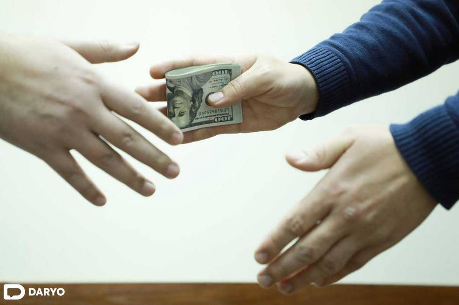 Surxondaryoda bojxona xodimi, Namanganda tuman kadastr bo‘limi boshlig‘i ushlandi