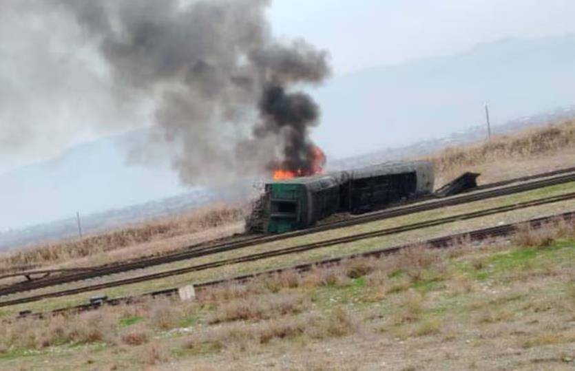Tojikistonda yoqilg‘i ortilgan poyezd relsdan chiqib, yonib ketdi (video)