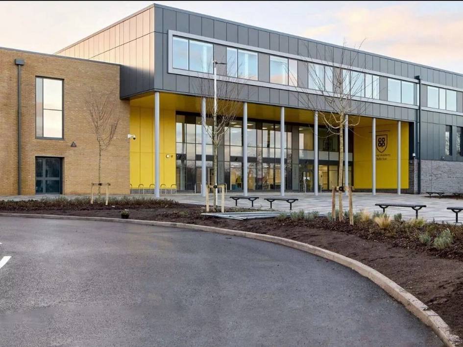 Британия мактаби давоматни яхшилаш учун ўқувчиларга бепул телевизор ва велосипедлар тарқатмоқда