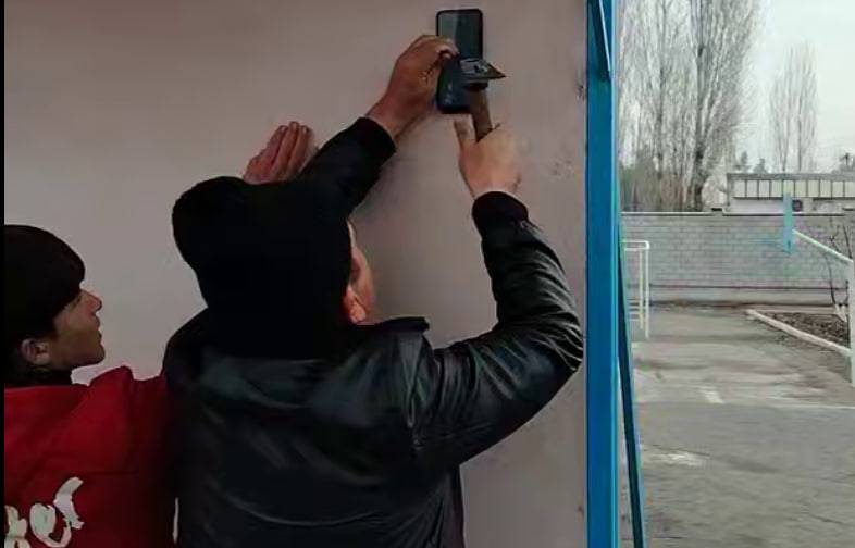 Самарқандда мактаб директори ўқувчининг телефонини доскага михлаб қўйгани тўғрисидаги хабарлар рад этилди