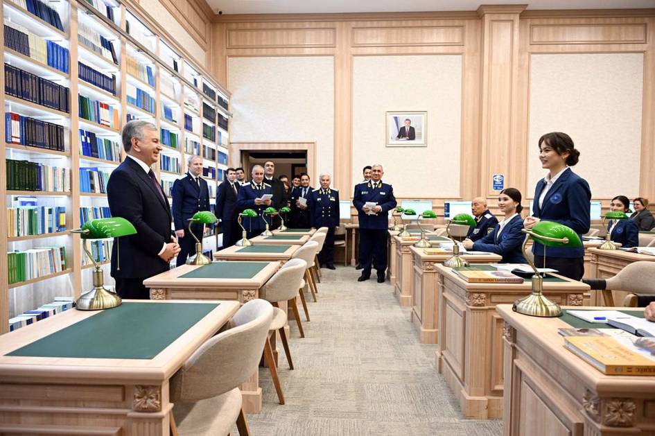 Президент Ҳуқуқни муҳофаза қилиш академиясида талабалар билан мулоқот қилди