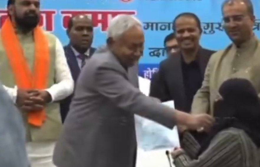 Ҳиндистонда тадбир чоғида ҳижобни тортган бош вазир танқидлар марказида қолди