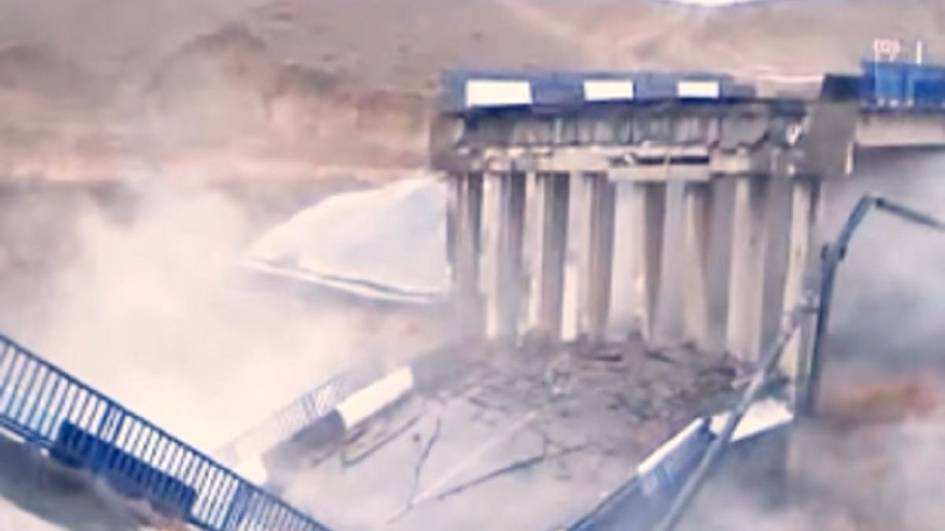 Qozog‘istonda avtomobil ko‘prigi qulab tushdi (video)