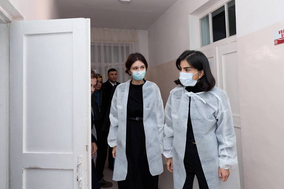 “Yuklama nihoyatda katta, sharoit esa izoh talab qilmaydi” — Saida Mirziyoyeva Urgutning chekka qishloqlaridan biridagi poliklinikani borib koʻrdi