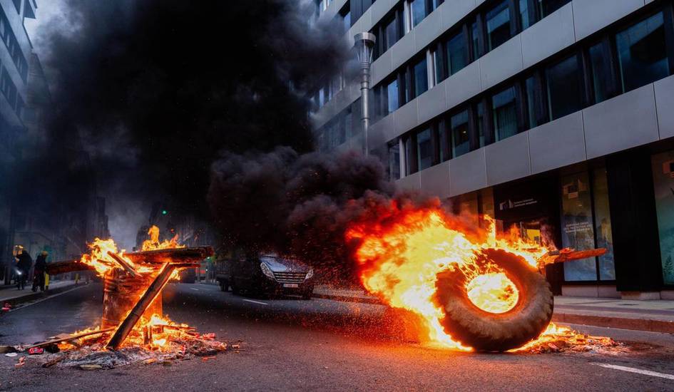 Бельгияда фермерлар Европа Иттифоқи саммитига қарши намойиш ўтказди (видео)