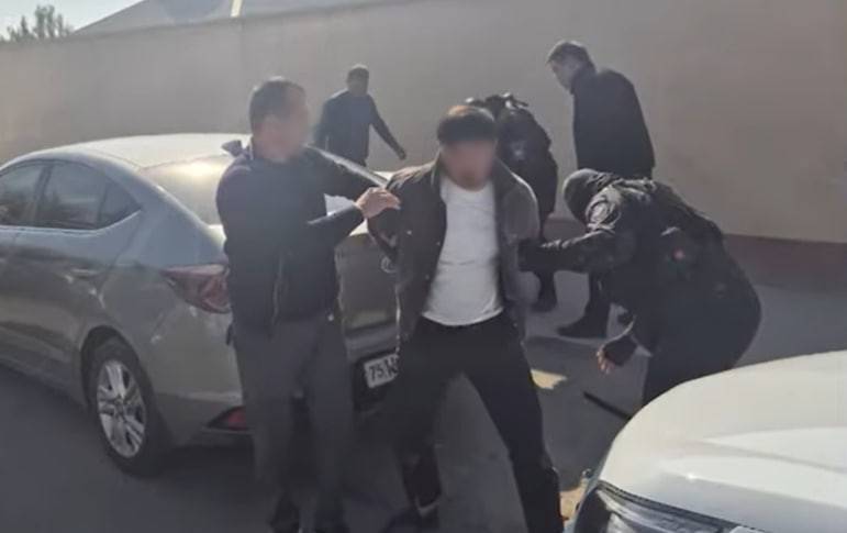 Surxondaryoda fuqarolarga tahdid qilib, pul undirish bilan shugʻullangan jinoiy guruh fosh boʻldi