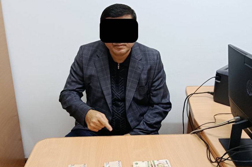 Navoiy davlat universitetining mansabdor xodimi pora bilan ushlandi