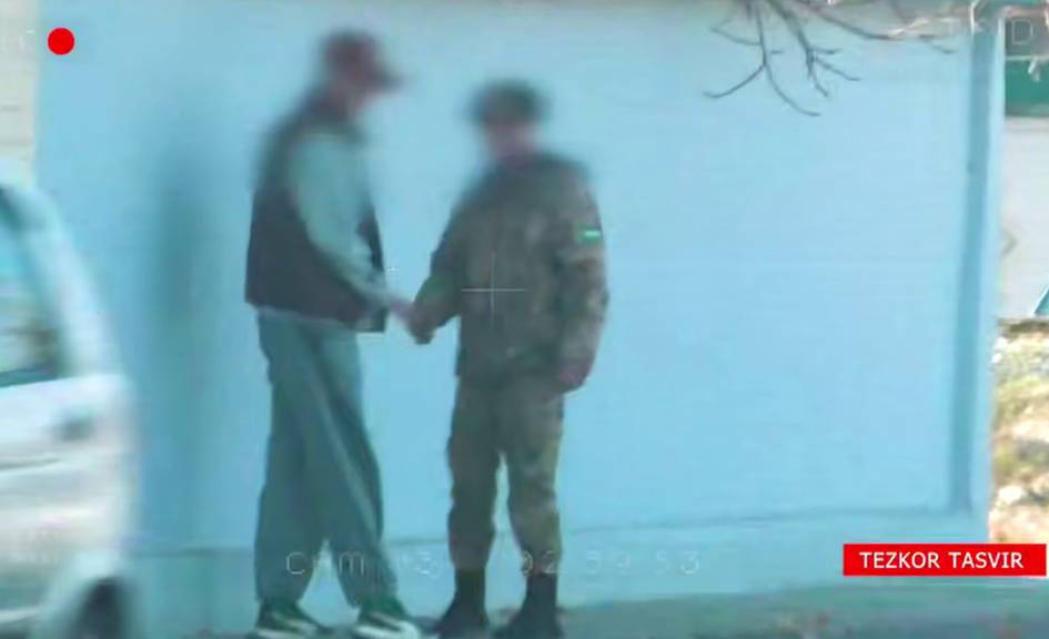 Toshkent viloyatida fuqaroning uyiga bostirib kirib, pul talab qilgan soxta IIO xodimlari ushlandi