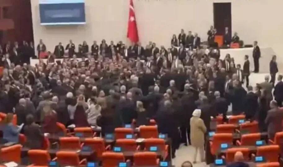 Turkiya parlamentida deputatlar mushtlashdi (video)