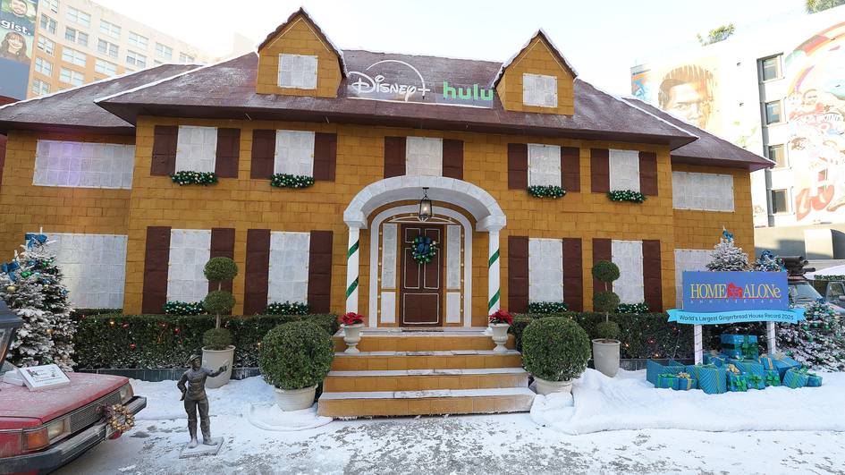 АҚШда “Уйда ёлғиз” фильмидаги уй кўринишида улкан ширинлик тайёрланди (видео)