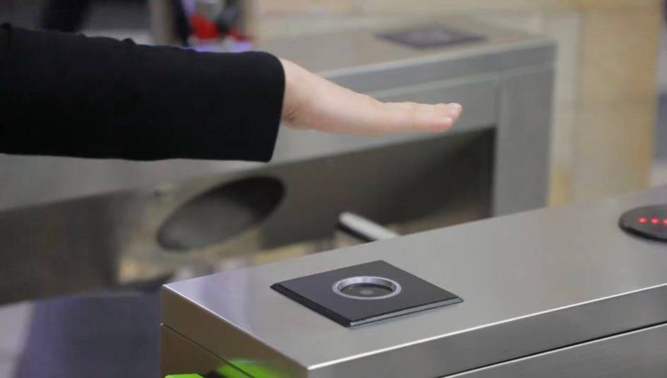На 29 станциях Ташкентского метро внедрена система оплаты проезда по ладони