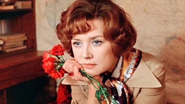 “Москва кўз ёшларга ишонмайди” фильми юлдузи Вера Алентова 83 ёшида вафот этди