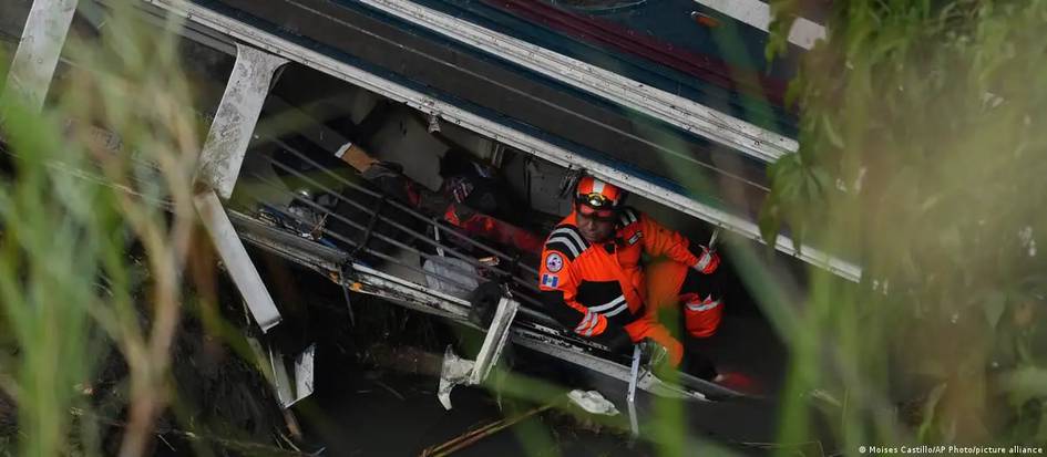 Гватемалада автобус жарликка қулаши оқибатида 15 киши ҳалок бўлди (видео)