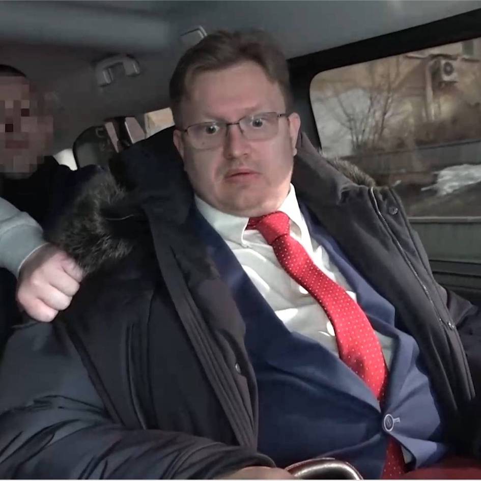 Davlatga xiyonatda ayblangan rus diplomati 12 yilga qamaldi (video)