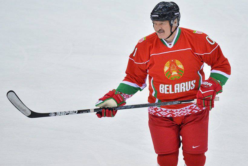 Лукашенко хоккей ўйинида йиқилиб тушди (видео)