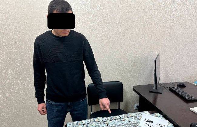 Toshkentda kadastr xodimi 5 ming dollar pora bilan qoʻlga tushdi