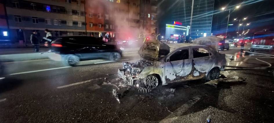 В Ташкенте в результате ДТП загорелся автомобиль Cobalt