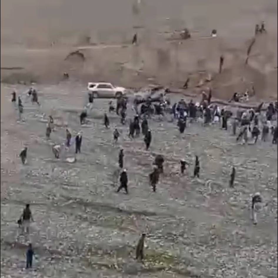 Афғонистонда аҳоли олтин қазиб олмоқчи бўлган “Толибон” вакиллари билан тўқнашди (видео)