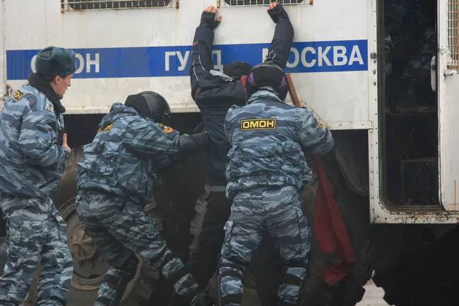 “Rossiyadan tezroq keting!” — Alisher Qodirov o‘zbekistonlik migrantlarga murojaat qildi