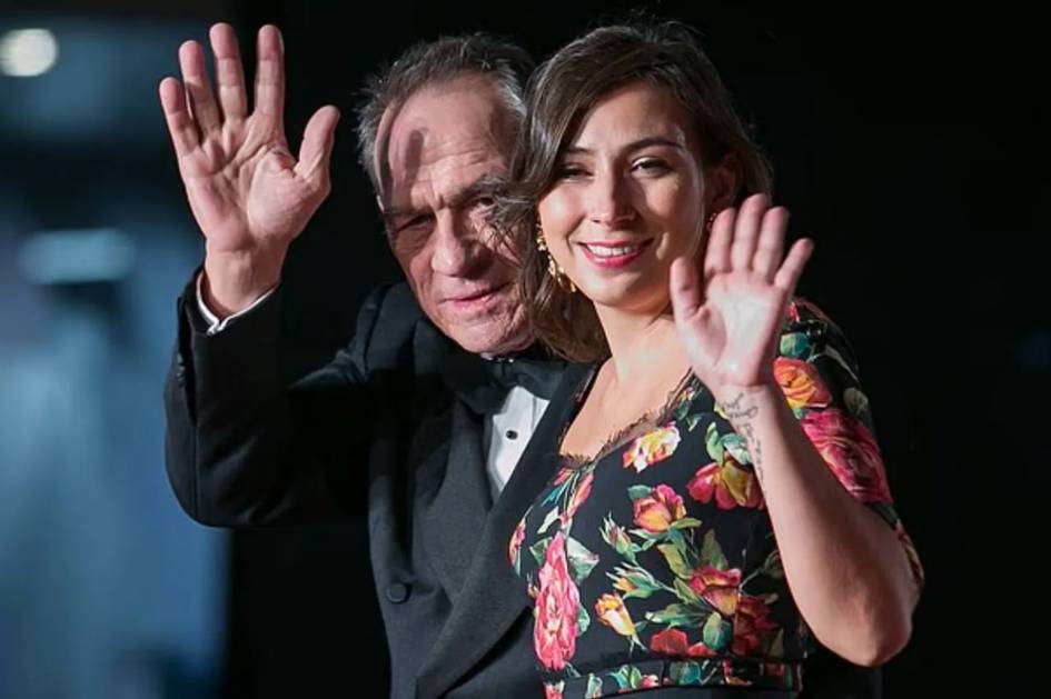 “Қора либосли одамлар” фильми юлдузи Томми Ли Жонснинг қизи АҚШдаги меҳмонхонада ўлик ҳолда топилди