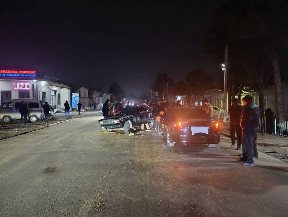 Тошкент вилоятида Lada ағдарилиб, Lacetti билан тўқнашиб кетди