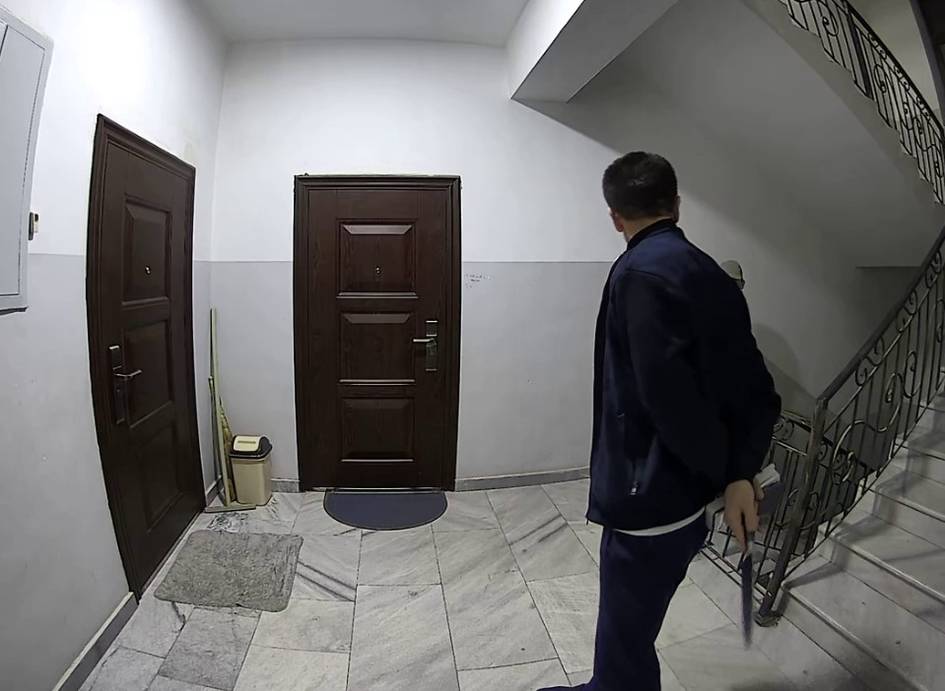 Toshkentdagi ko‘p qavatli uy yo‘lagida pichoq bilan yurgan shaxs ushlandi