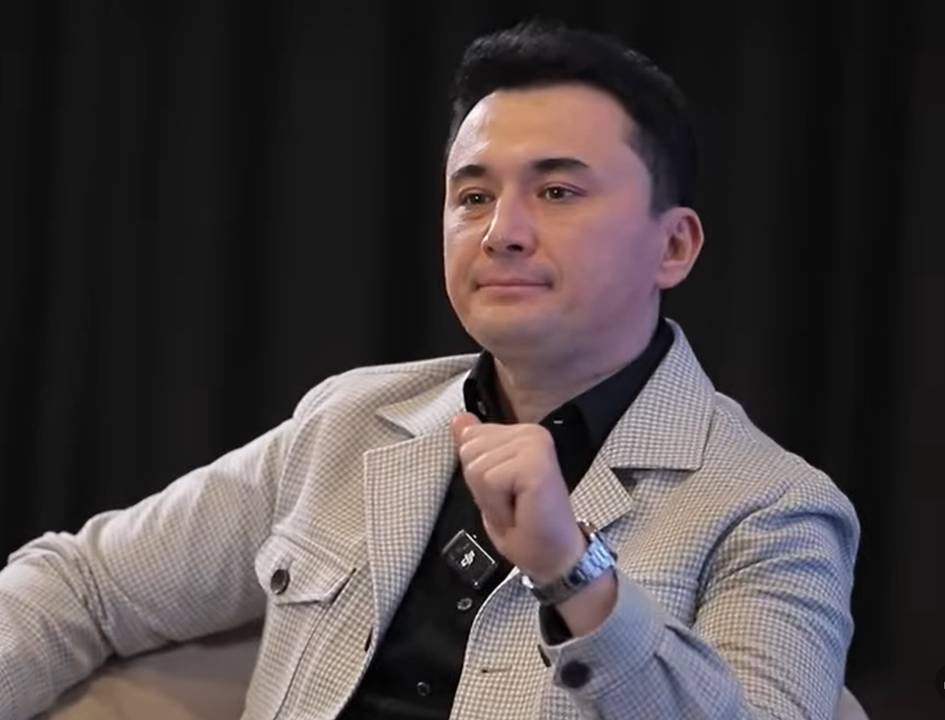 “Hali bizni bir-birimizga yomonlashadi, degandi”. Ulug‘bek Rahmatullayev Sardor Rahimxon, kibr va oila mavzusidagi savollarga javob berdi