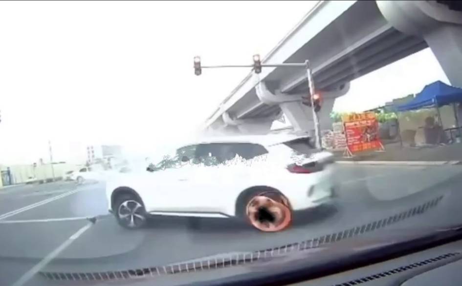 Тошкентда уқувсиз ҳайдовчи бошқарувида бўлган BYD икки машина билан тўқнашди